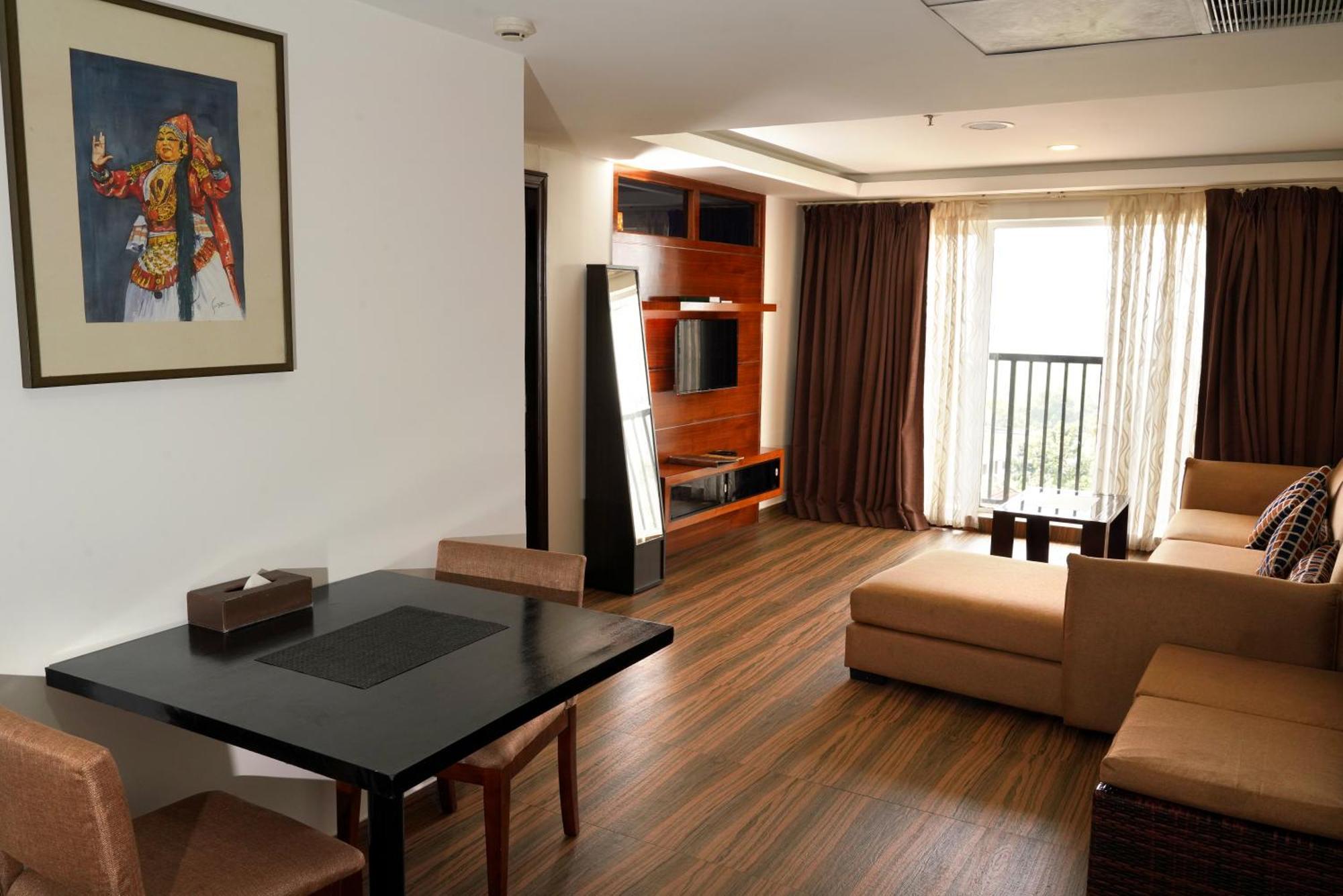 Kga Elite Continental Hotel Tiruvalla Extérieur photo