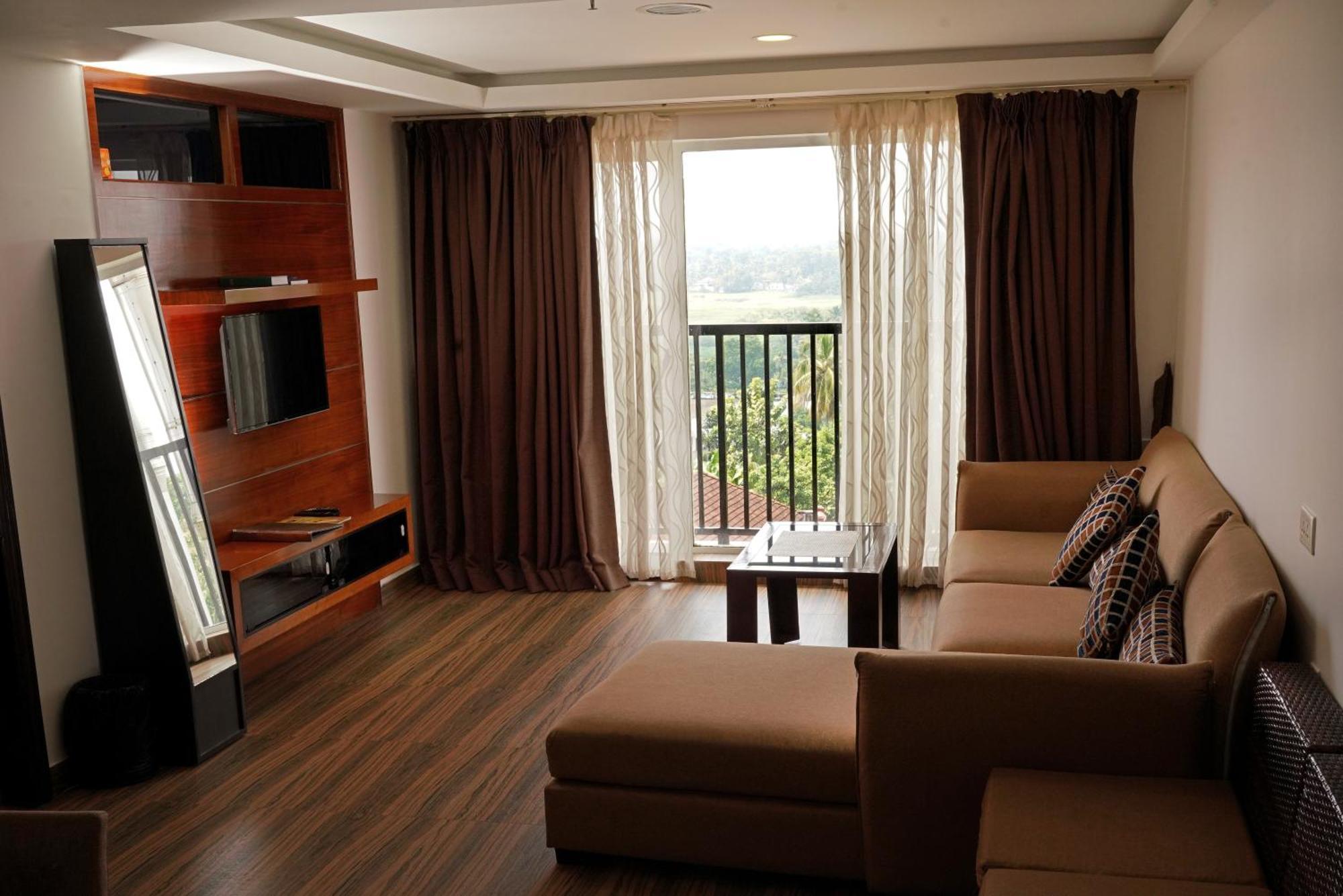 Kga Elite Continental Hotel Tiruvalla Extérieur photo