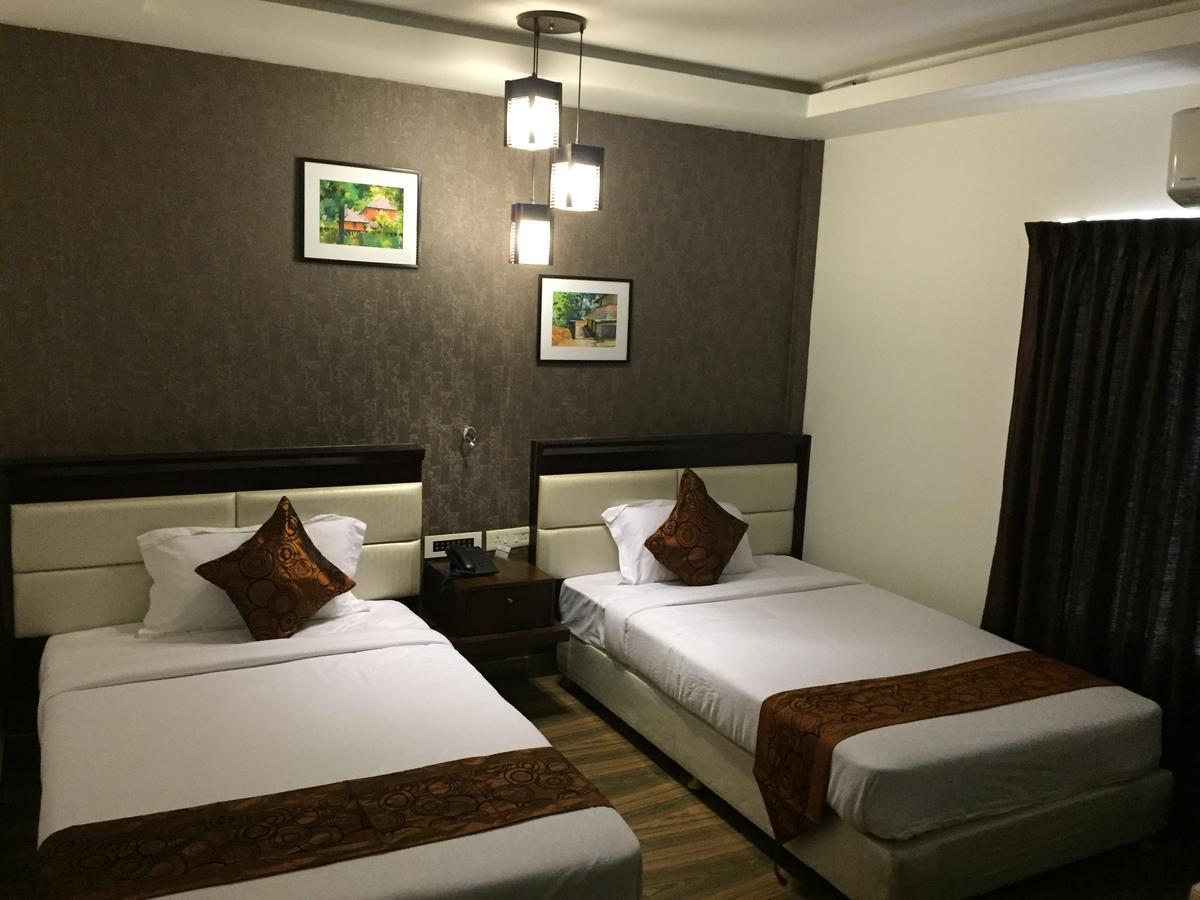 Kga Elite Continental Hotel Tiruvalla Extérieur photo