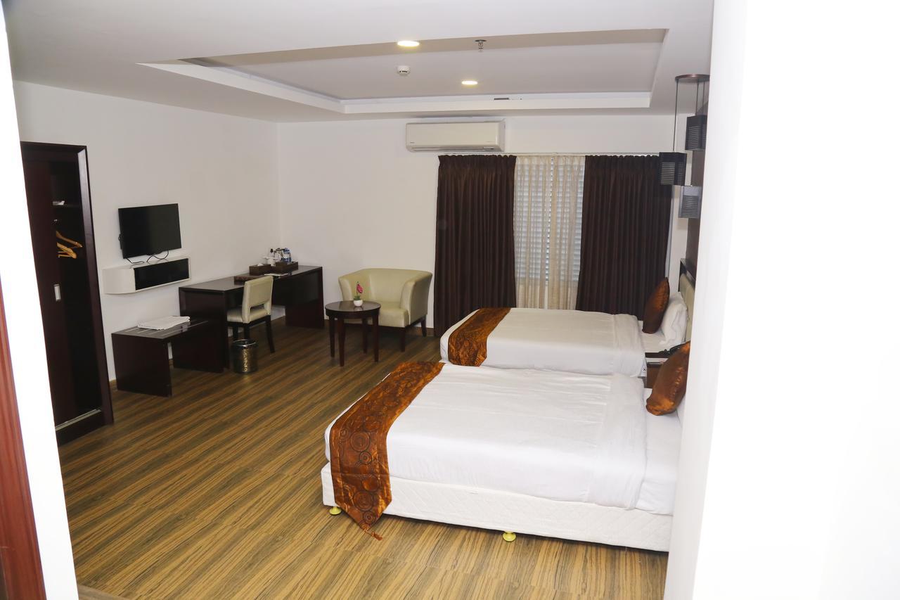 Kga Elite Continental Hotel Tiruvalla Extérieur photo