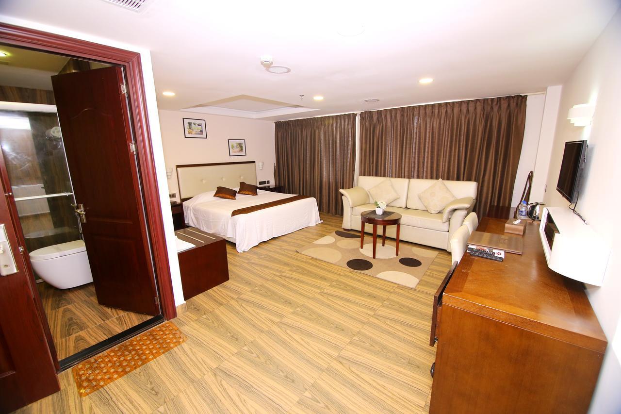 Kga Elite Continental Hotel Tiruvalla Extérieur photo