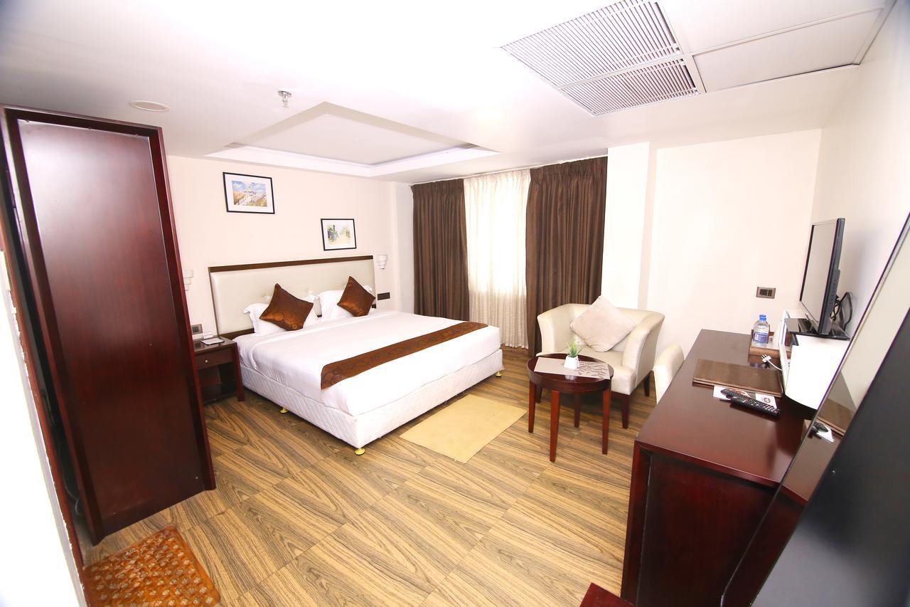 Kga Elite Continental Hotel Tiruvalla Extérieur photo