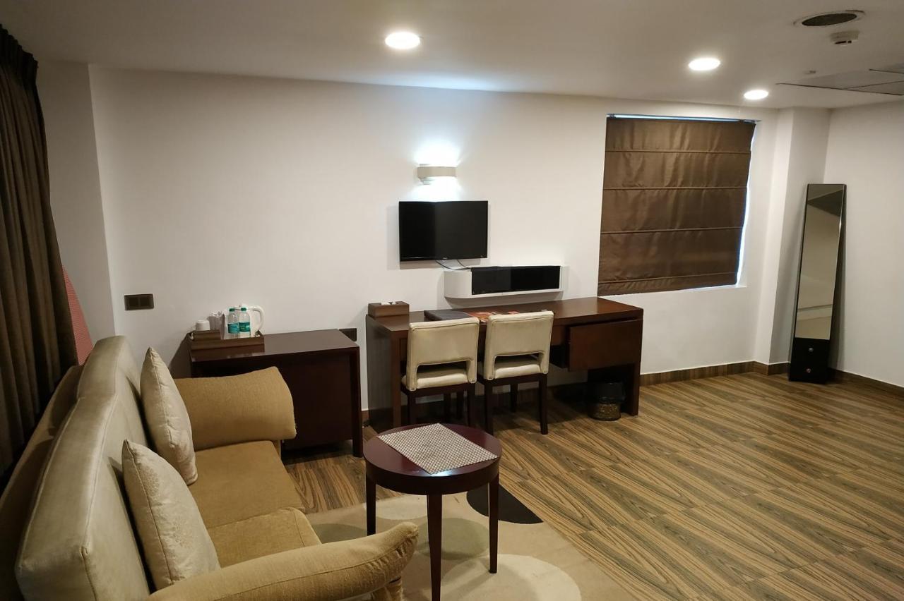 Kga Elite Continental Hotel Tiruvalla Extérieur photo