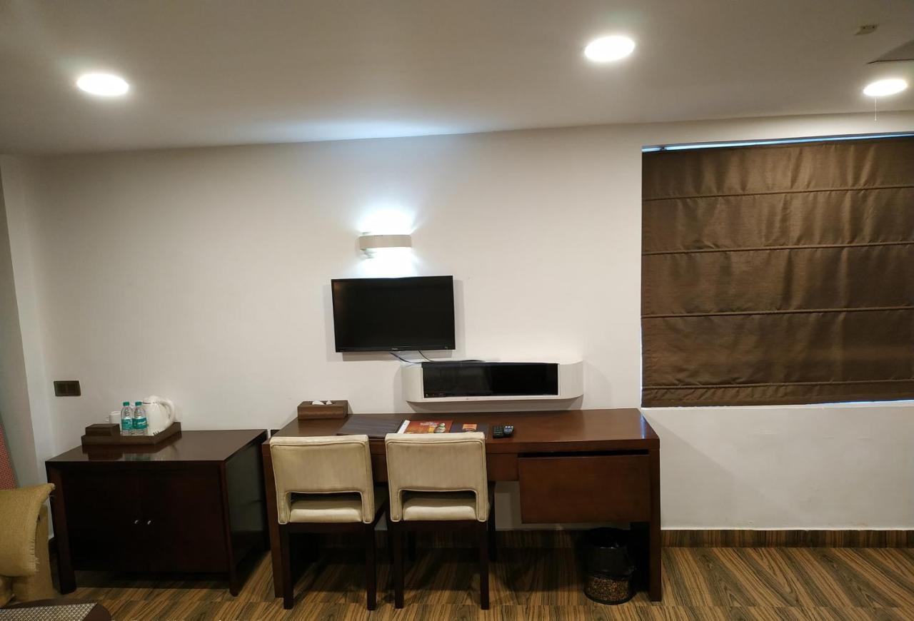 Kga Elite Continental Hotel Tiruvalla Extérieur photo